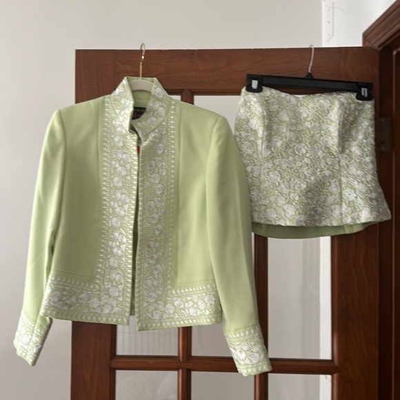 Gorgeous embroidered Jack with matching bustier. 💚 - Picture 1 of 7